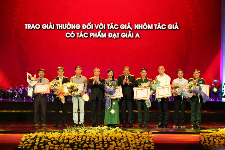 Đồng chí Trần Quốc Vượng, Ủy viên Bộ Chính trị, Thường trực Ban Bí thư và đồng chí Trương Hòa Bình,Ủy viên Bộ Chính trị, Phó Thủ tướng Thường trực Chính phủ  trao giải A cho các tác giả.