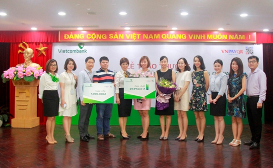 Buổi lễ diễn ra với sự có mặt của đại diện ngân hàng Vietcombank, tập đoàn Red Sun, công ty VNPAY và các khách hàng tham gia chương trình