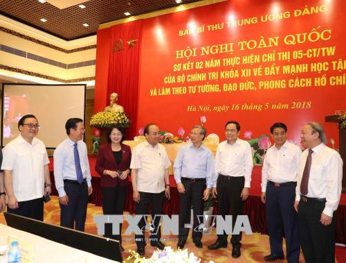 Thủ tướng Nguyễn Xuân Phúc và các đại biểu tham dự hội nghị.