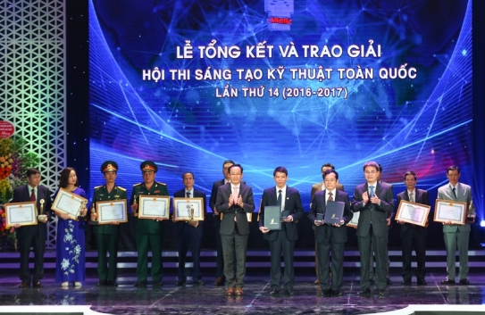 Tác giả Hoàng Hồng Lĩnh (thứ 2 từ phải qua) nhận giải WIPO từ Tổ chức Sở hữu trí tuệ thế giới