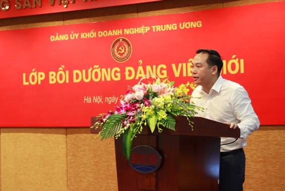 Đồng chí Hồ Xuân Trường – Giám đốc Trung tâm Bồi dưỡng chính trị Đảng ủy Khối DNTW phát biểu khai giảng lớp học