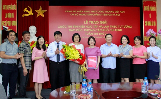 Đại diện lãnh đạo Ban Tuyên giáo Đảng ủy Khối DNTW và Đảng ủy Ngân hàng Công thương Việt Nam trao thưởng tuần cho Trung tâm Quản lý tiền mặt Hà Nội
