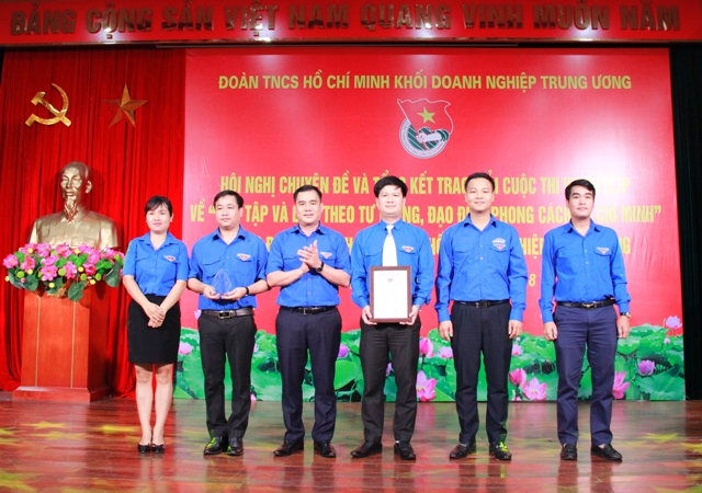 Đồng chí Vũ Đức Tú, Bí thư Đoàn Khối Doanh nghiệp Trung ương trao Giải nhì cho Đoàn Thanh niên Tổng Công ty Đường sắt Việt Nam.