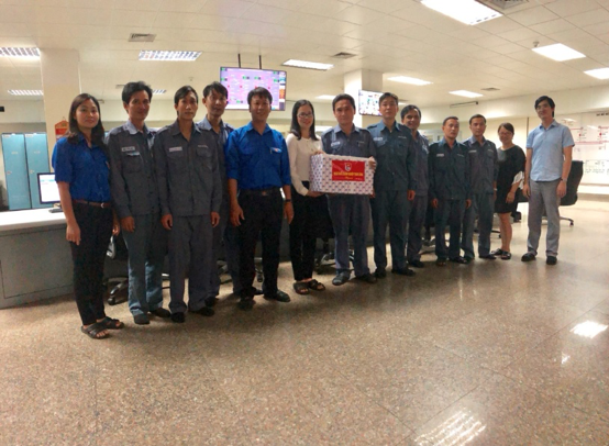 Đồng chí Hoàng Thị Minh Thu, Phó Bí thư Đoàn Khối thăm và tặng quà  cho thanh niên công nhân tại Thủy điện Sesan 3A