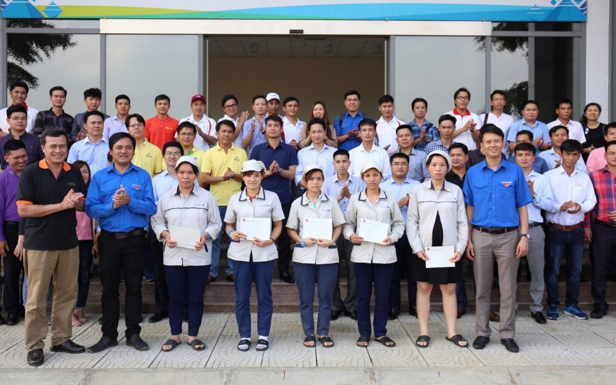 Đoàn Tập đoàn Bưu chính Viễn thông VN thăm và tặng quà cho Thanh niên công nhân tại Nhà máy điện tử số 2, VNPT Technology .