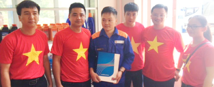 Đoàn Thanh niên Petrolimex tặng quà đồng chí Chu Văn Hiếu - Công nhân Cửa hàng xăng dầu số 27 có hoàn cảnh khó khăn.