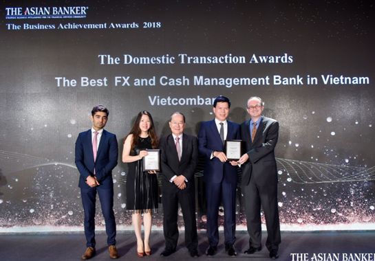 Phó Tổng Giám đốc Vietcombank Phạm Mạnh Thắng (thứ 2 từ phải sang) nhận giải thưởng do The Asian Banker trao tặng