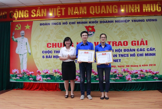 Đại diện lãnh đạo Đảng ủy Tập đoàn Dệt may Việt Nam và Đoàn Khối Doanh nghiệp Trung ương trao giải Nhì cho các thí sinh