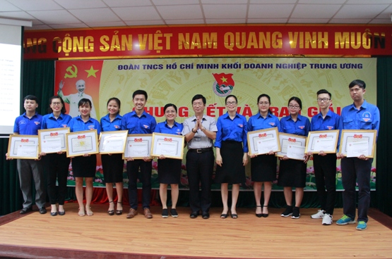 Đại diện lãnh đạo Trường Đại học Công nghiệp Dệt may Hà Nội trao giải Khuyến khích cho các thi sinh tham gia Cuộc thi