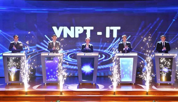 Lãnh đạo Văn phòng Chính phủ, lãnh đạo Bộ TT&TT và lãnh đạo Tập đoàn VNPT, VNPT-IT cùng bấm nút ra mắt Công ty VNPT-IT