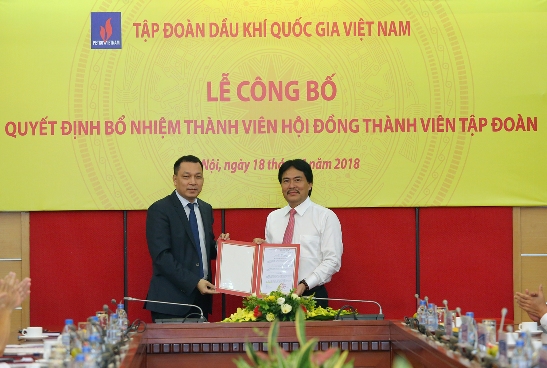 Thứ trưởng Bộ Công thương Đặng Hoàng An trao Quyết định cho đồng chí Nguyễn Hùng Dũng