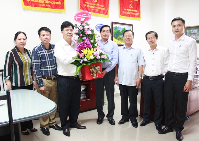 Đồng chí Phạm Viết Thanh - Ủy viên Trung ương Đảng, Bí thư Đảng ủy Khối tặng hoa chúc mừng.