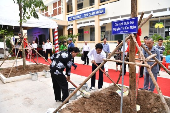 Chủ tịch Quốc hội Nguyễn Thị Kim Ngân cùng Chủ tịch HĐQT Vietcombank Nghiêm Xuân Thành trồng cây lưu niệm tại Trường tiểu học Châu Hòa