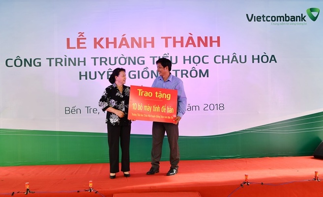 Chủ tịch Quốc hội Nguyễn Thị Kim Ngân trao tặng 10 bộ máy tính để bàn cho Trường tiểu học Châu Hòa