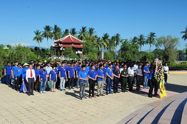 Cán bộ, đảng viên VPI dâng hương tưởng niệm các anh hùng liệt sĩ tại Nghĩa trang liệt sĩ thị xã Điện Bàn