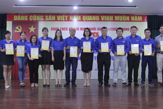 Đồng chí Hoàng Thị Minh Thu, Phó Bí thư Đoàn Khối DNTW trao Chứng nhận cho các đồng chí cán bộ Đoàn hoàn thành Chương trình tập huấn kỹ năng, nghiệp vụ công tác Đoàn năm 2018.