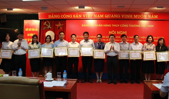 Đại diện lãnh đạo Đảng ủy VietinBank trao Giấy khen cho các tổ chức đảng đạt danh hiệu “trong sạch vững mạnh tiêu biểu năm 2017” 