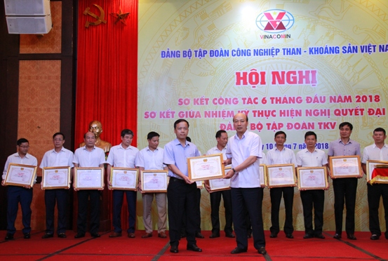Đồng chí Lê Minh Chuẩn - Bí thư Đảng ủy, Chủ tịch HĐTV TKV trao tặng Giấy khen cho 22 tập thể có thành tích xuất sắc trong thực hiện Chỉ thị 05 của Bộ Chính trị