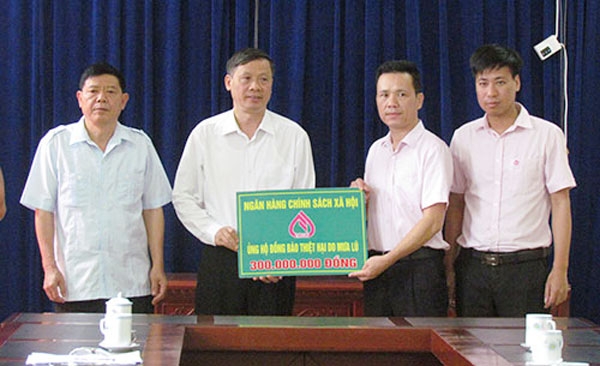 Phó Tổng Giám đốc NHCSXH Hoàng Minh Tế trao số tiền 300 triệu đồng cho tỉnh Lai Châu để khắc phục hậu quả do lũ gây ra