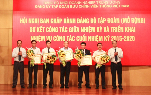Đảng ủy Tập đoàn khen thưởng các tập thể đạt thành tích trong nửa đầu nhiệm kỳ.