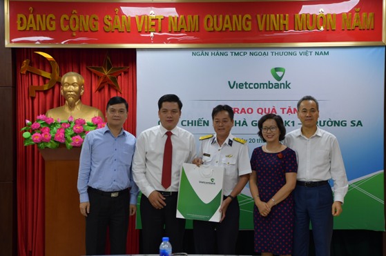 Ban Giám đốc Vietcombank Sở giao dịch trao quà tặng của Vietcombank cho đồng chí Trung tá Nguyễn Xuân Hà