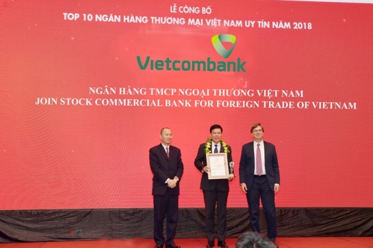 Vietcombank (giữa) nhận giải thưởng đơn vị dẫn đầu Top 10 ngân hàng thương mại Việt Nam uy tín năm 2018