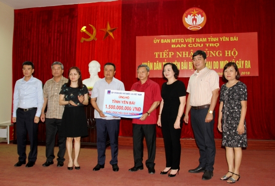 Đồng chí Trần Sỹ Thanh – Chủ tịch HĐTV thay mặt cán bộ công nhân viên PVN trao tặng tỉnh Yên Bái số tiền 1,5 tỉ đồng.