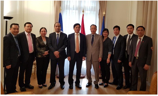 Đoàn làm việc với Đại sứ quán Việt Nam tại Cộng hòa Pháp.