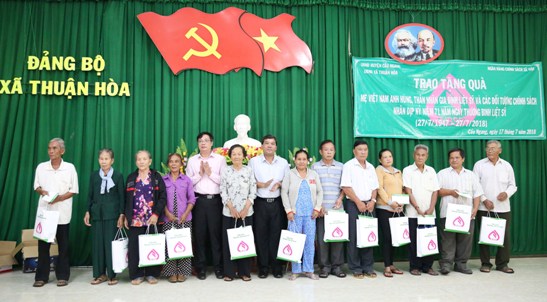 NHCSXH cũng đã trao tặng 62 suất quà cho các thương, bệnh binh, gia đình chính sách trên địa bàn xã Thuận Hòa