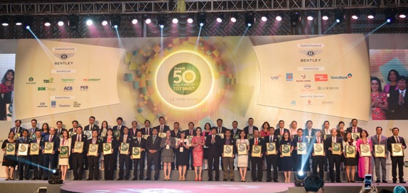 Đại diện 50 công ty niêm yết tốt nhất năm 2018 cùng đại diện Tạp chí Forbes Việt Nam chụp hình lưu niệm tại buổi lễ