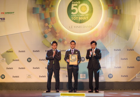 Đại diện Vietcombank nhận giải thưởng do Tạp chí Forbes Việt Nam trao tặng