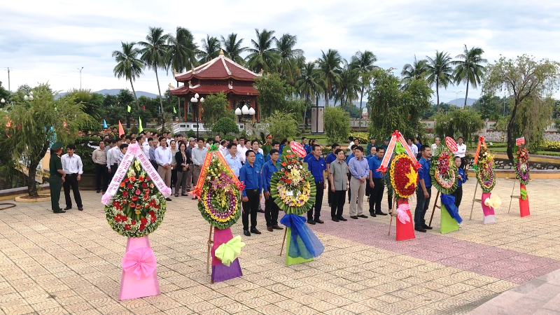 Các đồng chí lãnh đạo và đoàn viên thanh niên Khối DNTW dâng hương tại Nhà tưởng niệm anh hùng liệt sỹ Nguyễn Văn Trỗi và Nghĩa trang liệt sỹ Thị xã Điện Bàn, tỉnh Quảng Nam.