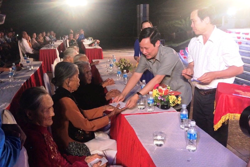 Đồng chí Phạm Tấn Công, Phó Bí thư Đảng uỷ Khối tặng quà các Mẹ Việt Nam Anh hùng tỉnh Quảng Nam.