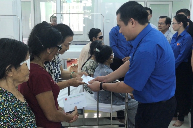Đồng chí Vũ Đức Tú, Bí thư Đoàn Khối thăm và trao phần kinh phí hỗ trợ mổ mắt cho các bệnh nhân thuộc diện chính sách tỉnh Quảng Nam.