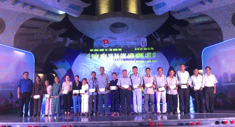 Đồng chí Vũ Đức Tú, Bí thư Đoàn Khối tặng quà cho các gia đình chính sách tỉnh Quảng Nam tại Lễ Thắp nến tri ân các anh hùng liệt sỹ.