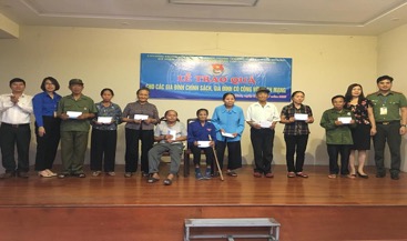 Đại diện Đoàn Khối DNTW tặng quà cho các gia đình chính sách,  các gia đình có công với cách mạng tại huyện Nghi Xuân, tinh Hà Tĩnh