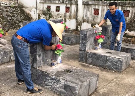 Đoàn viên thanh niên VNpost, PVN tổ chức ra quân dọn vệ sinh  tại các nghĩa trang liệt sỹ nơi trụ sở đơn vị đóng quân