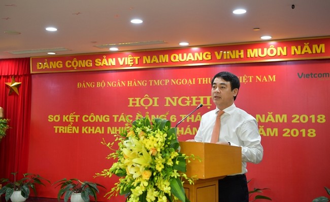 Đồng chí Nghiêm Xuân Thành - Bí thư Đảng uỷ, Chủ tịch HĐQT Vietcombank phát biểu tại Hội nghị