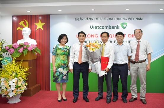 Đại diện lãnh đạo Vietcombank trao quyết định cho ông Nguyễn Bá Minh – tân giám đốc Vietcombank Chương Dương