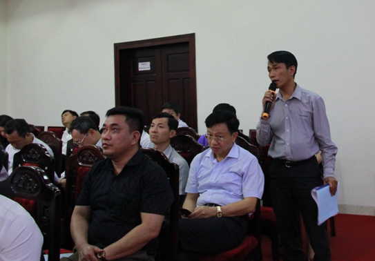 Các đại biểu tại Hội nghị đặt câu hỏi trao đổi xung quanh về công tác cán bộ