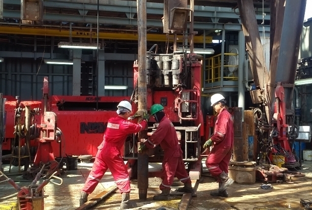 Người lao động dầu khí làm việc trên giàn khoan Mỏ Chim Sáo