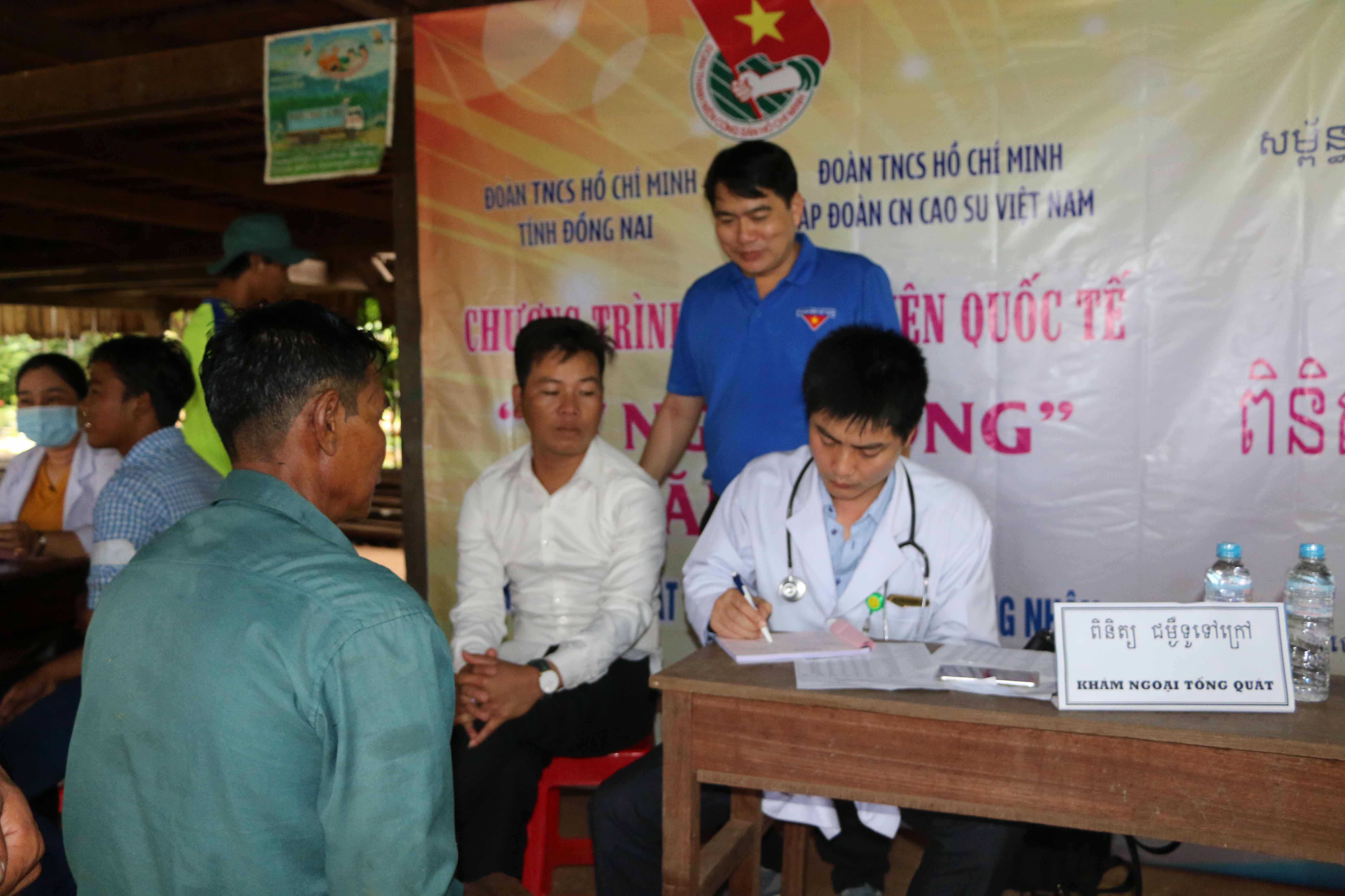 Đoàn bác sĩ của Bệnh viện Thống Nhất (tỉnh Đồng Nai) khám chữa bệnh cho công nhân cao su tại Kratie