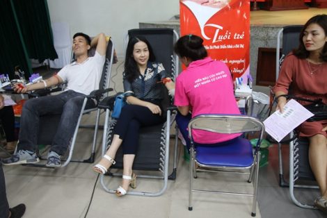 Đồng chí Lại Thị Thu Hương - Ủy viên BTV, Chánh Văn phòng Đảng ủy Tổng công ty HUD hưởng ứng tham gia hiến máu tình nguyện