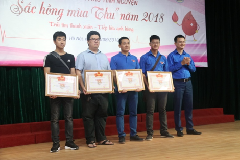 Đồng chí Trần Văn Long, Bí thư Đoàn Tổng Công ty HUD trao bằng khen cho các đoàn viên  thanh niên có thành tích xuất sắc trong phong trào hiến máu tình nguyện