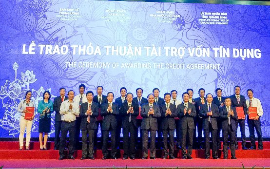 Thủ tướng Chính phủ Nguyễn Xuân Phúc cùng đại diện các bộ, ngành, ngân hàng và doanh nghiệp tại Lễ trao thỏa thuận tài trợ vốn tín dụng trong khuôn khổ Hội nghị XTĐT tỉnh Quảng Bình năm 2018