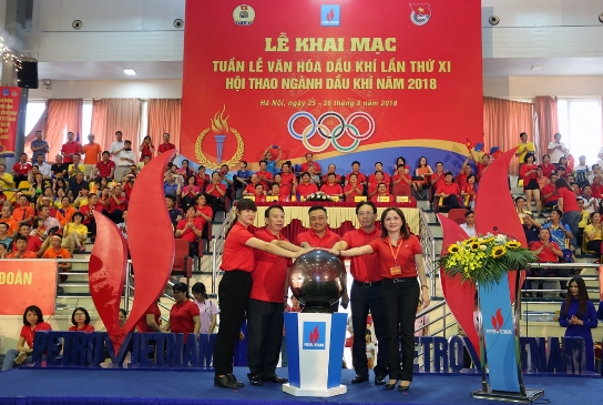 Các đại biểu thực hiện nghi lễ Khai mạc Tuần lễ Văn hóa Dầu khí lần thứ XI và Hội thao ngành Dầu khí năm 2018
