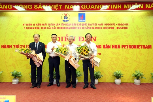Đồng chí Trần Sỹ Thanh tặng hoa cho các nhà khoa học Dầu khí từng nhận Giải thưởng Hồ Chí Minh về công trình nghiên cứu khai thác dầu khí tầng đá móng