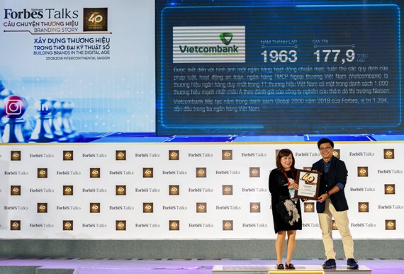 Đại diện Vietcombank Phó Tổng Giám đốc Trương Thị Thúy Nga (bên trái) nhận giải thưởng do Tạp chí Forbes Việt Nam trao tặng