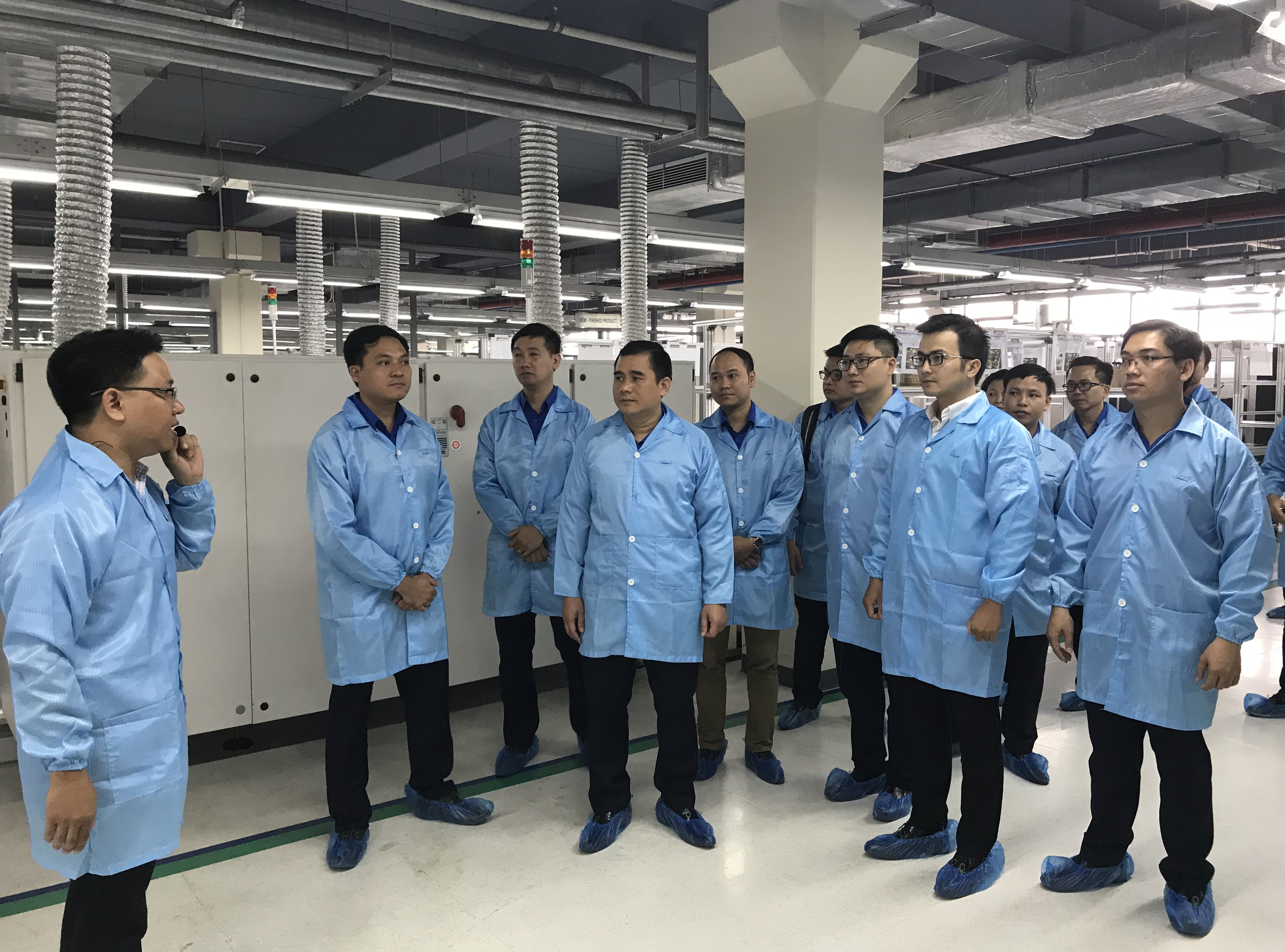 Các đại biểu thăm quan nhà máy điện tử số 2 - VNPT Technology trong khuôn khổ chương trình của Diễn đàn “Đổi mới, sáng tạo vì sự phát triển của doanh nghiệp” do Đoàn Khối tổ chức