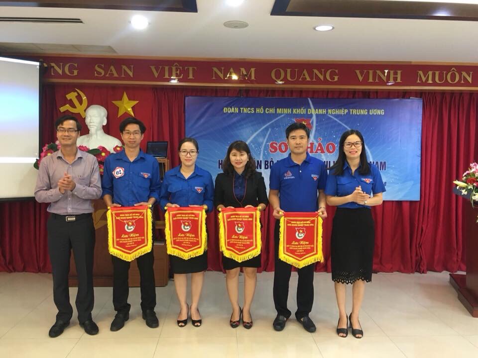 Đồng chí Hoàng Thị Minh Thu, Phó Bí thư Đoàn Khối trao cờ lưu niệm cho các đơn vị có thí sinh tham dự vòng sơ khảo Hội thi tại khu vực phía Nam